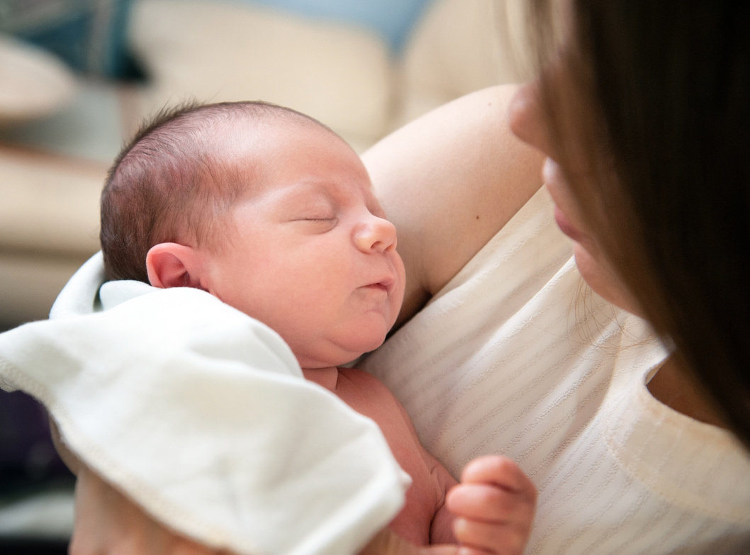 産後のお世話　授乳やミルク、寝かしつけ、抱っこ